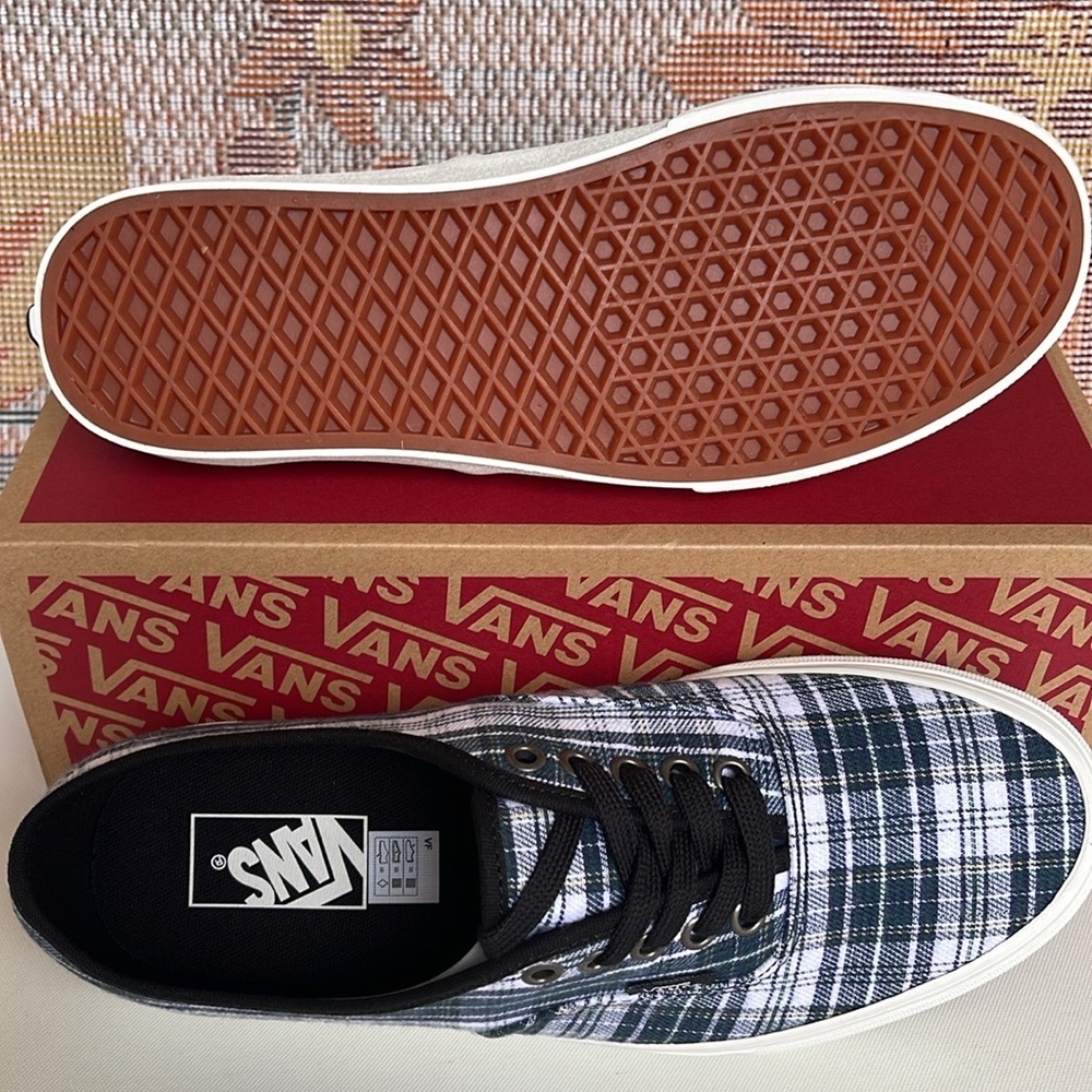 Vans Men’s Authentic
Grunge Plaid Multi
VN0009PVBMB
Sneakers - Picture 15 of 16